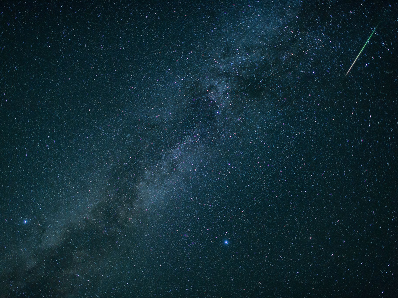 Im August gibt es viele Sternschnuppen zu sehen - die meisten üblicherweise in der Nacht vom 12. auf den 13. August. (Archivbild) - Foto: Matthias Balk/dpa