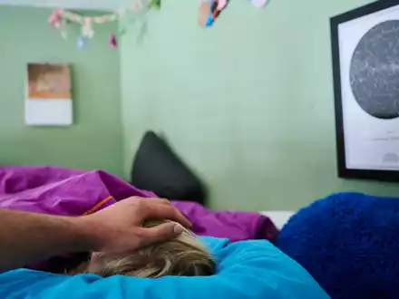 Das Kinderkrankengeld beträgt in der Regel 90 Prozent des ausgefallenen Nettoarbeitsentgelts (Symbolbild). - Foto: Annette Riedl/dpa