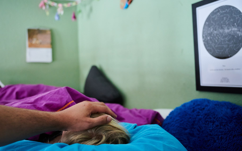 Das Kinderkrankengeld beträgt in der Regel 90 Prozent des ausgefallenen Nettoarbeitsentgelts (Symbolbild). - Foto: Annette Riedl/dpa