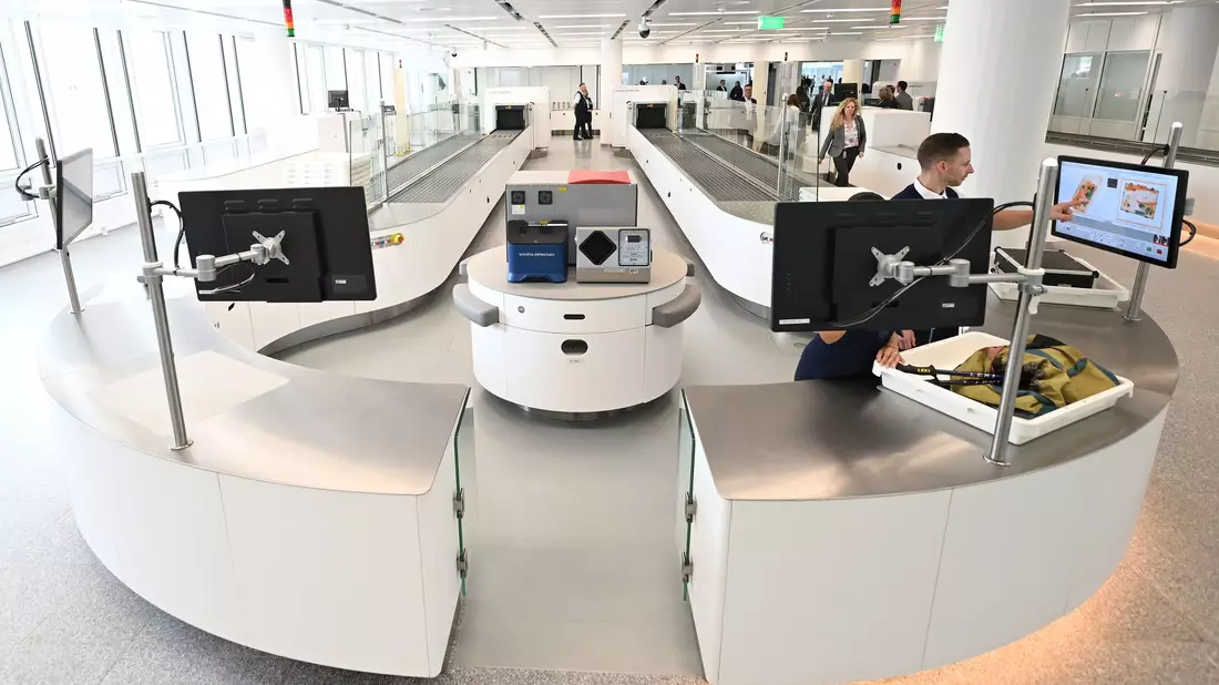 Dank neuer Handgepäckscanner könnten die Flüssigkeitsregeln fürs Flugzeug-Handgepäck bald Geschichte sein. (Archivbild) - Bild: Angelika Warmuth/dpa