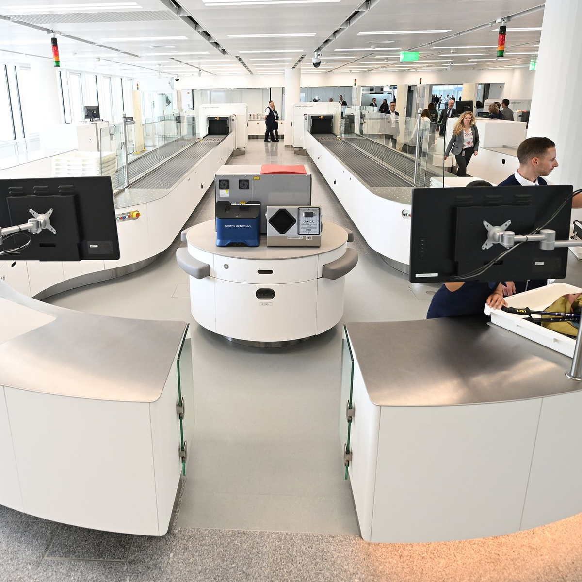 Dank neuer Handgepäckscanner könnten die Flüssigkeitsregeln fürs Flugzeug-Handgepäck bald Geschichte sein. (Archivbild) - Foto: Angelika Warmuth/dpa