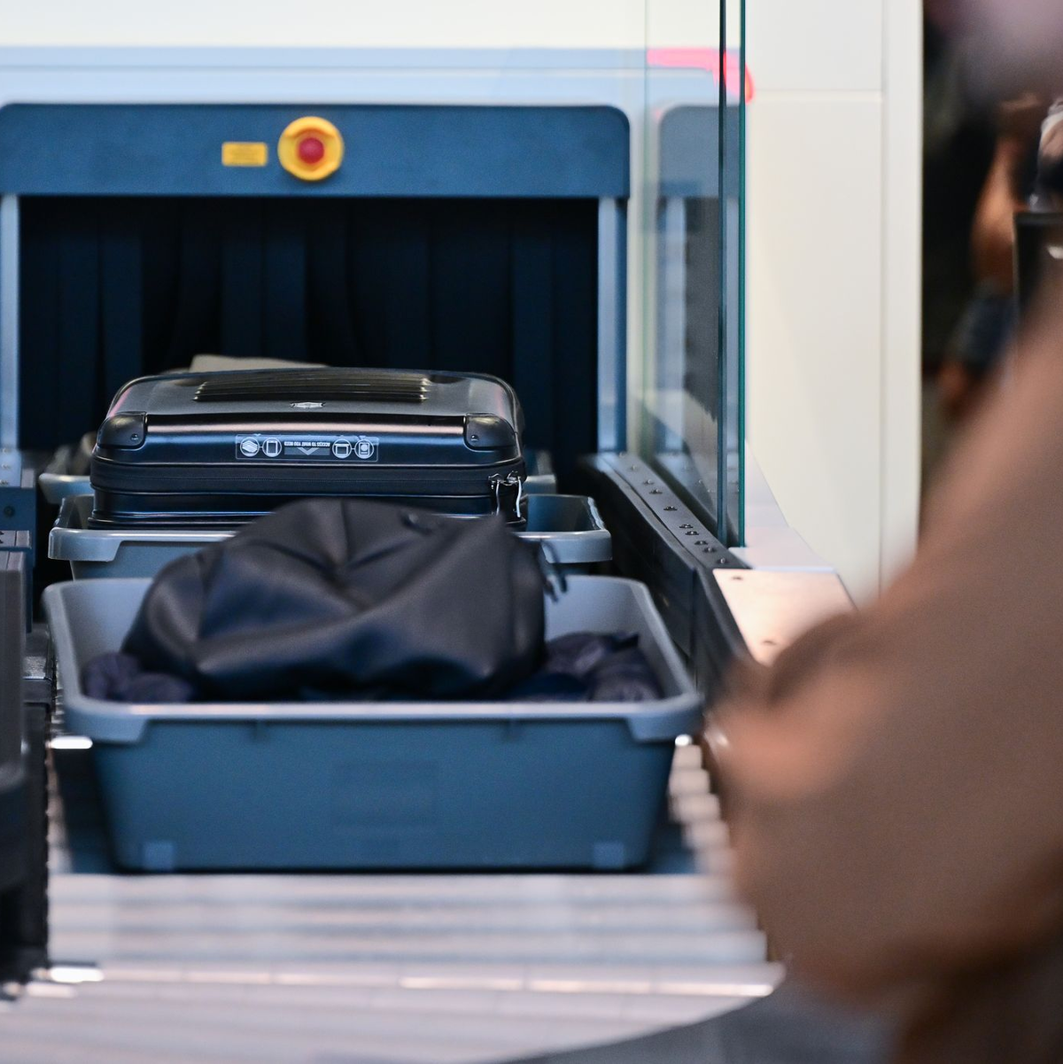 In den großen deutschen Flughäfen sind die CT-Scanner bereits im Einsatz. (Archivbild) - Foto: Sebastian Christoph Gollnow/dpa