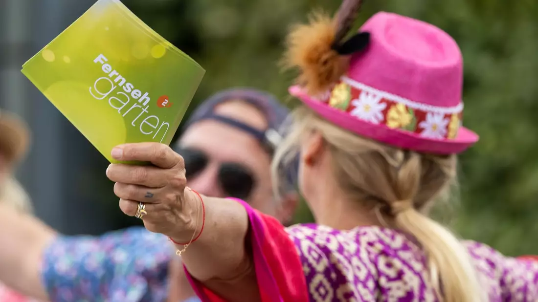 Kult für viele sonntags im Sommer: Andrea Kiewel (genannt «Kiwi») und der aus Mainz gesendete «ZDF-Fernsehgarten». (Archivbild) - Bild: Hannes P Albert/dpa