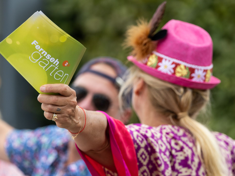 Kult für viele sonntags im Sommer: Andrea Kiewel (genannt «Kiwi») und der aus Mainz gesendete «ZDF-Fernsehgarten». (Archivbild) - Foto: Hannes P Albert/dpa