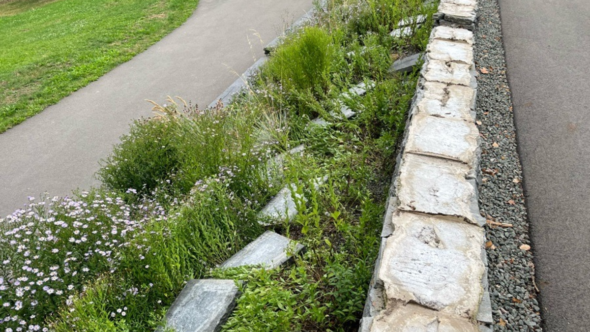 LPI-EF: Mehr als 60 Mauerplatten im Nordpark zerstört - Polizei bittet um Hinweise - Foto: presseportal.de