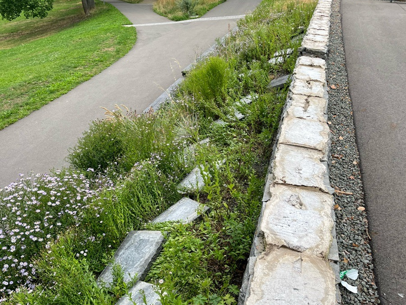 LPI-EF: Mehr als 60 Mauerplatten im Nordpark zerstört - Polizei bittet um Hinweise - Foto: presseportal.de
