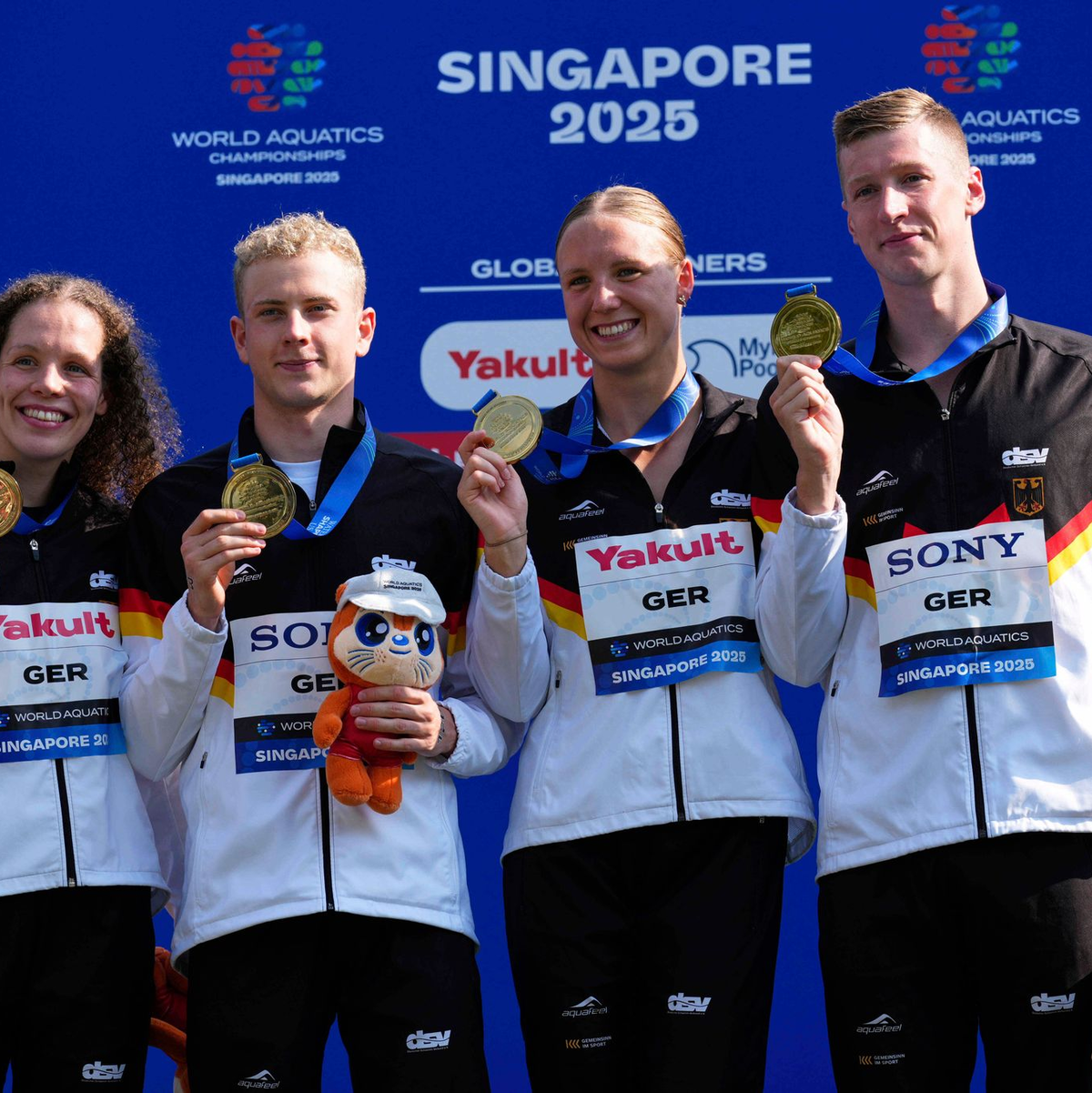 Isabel Gose (2.v.r.) hat in Singapur schon Gold im Freiwasser gewonnen. - Foto: Vincent Thian/AP/dpa