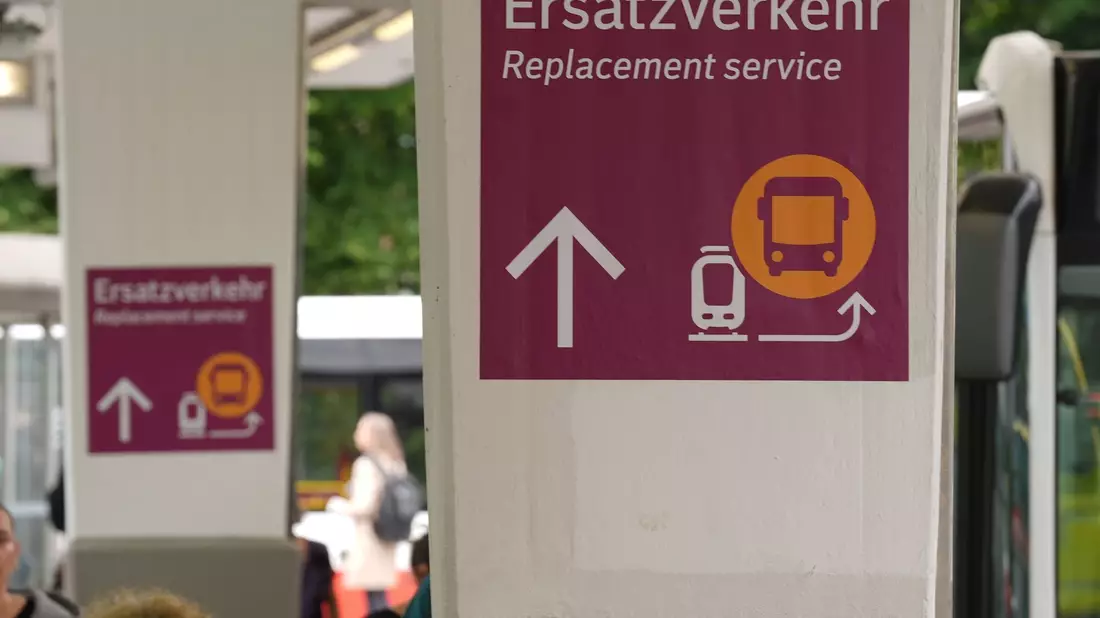 Am Freitagmorgen ist der Ersatzverkehr auf der Strecke Hamburg-Berlin angelaufen. (Archivbild) - Bild: Marcus Brandt/dpa