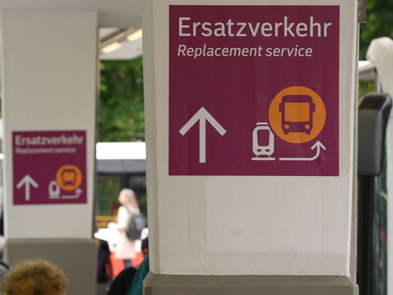 Am Freitagmorgen ist der Ersatzverkehr auf der Strecke Hamburg-Berlin angelaufen. (Archivbild) - Foto: Marcus Brandt/dpa