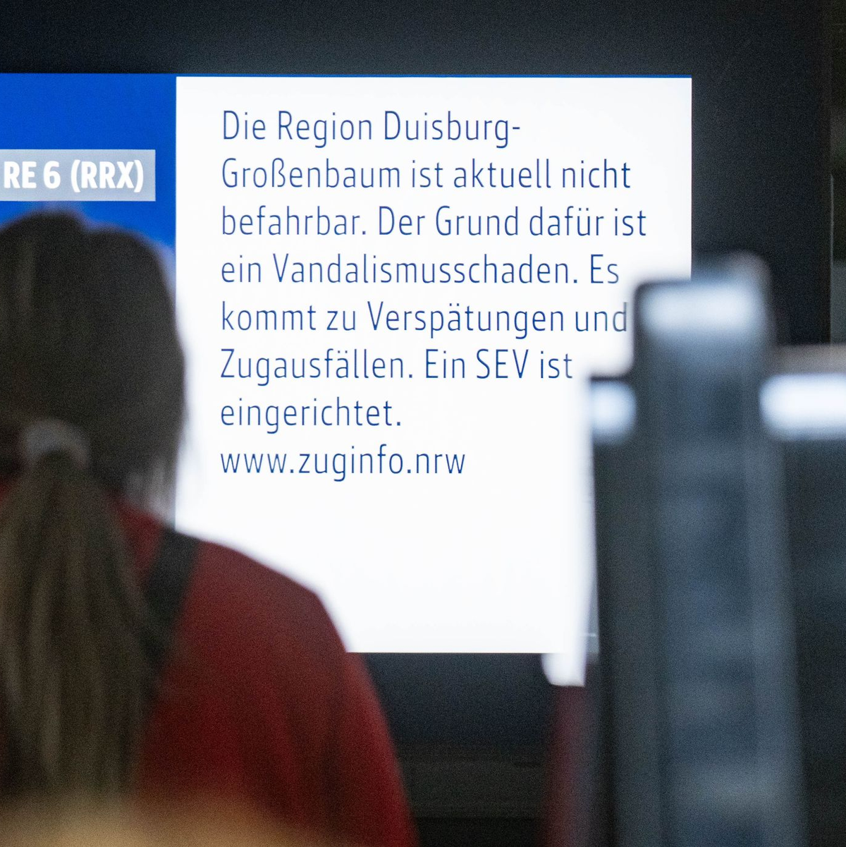 Trotz zahlreicher Zugausfälle ist das große Chaos am Duisburger Hauptbahnhof ausgeblieben. - Foto: Benjamin Westhoff/dpa