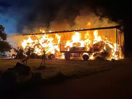 POL-PDPS: Heuballenbrand - Foto: presseportal.de