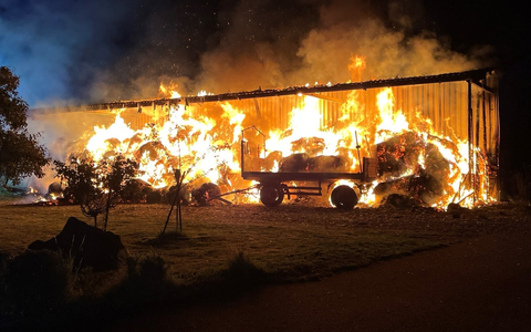 POL-PDPS: Heuballenbrand - Foto: presseportal.de POL-PDPS: Heuballenbrand - Foto: presseportal.de