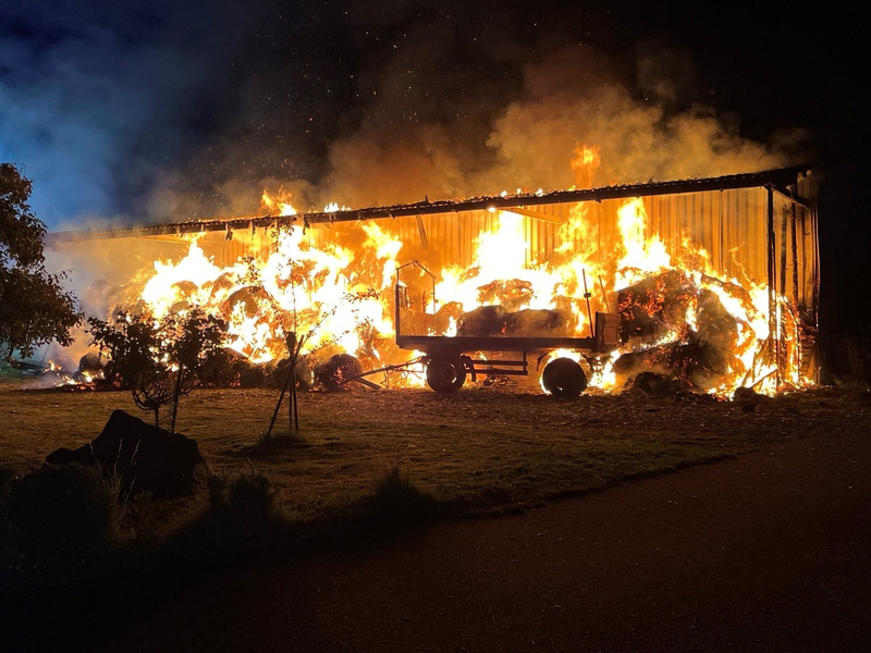 POL-PDPS: Heuballenbrand - Foto: presseportal.de