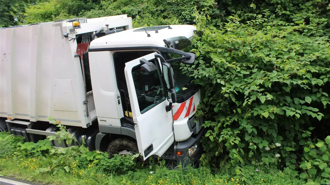 POL-RBK: Wermelskirchen - Lkw-Fahrer verliert während der Fahrt das Bewusstsein - Beifahrer greift ein - Bild: presseportal.de