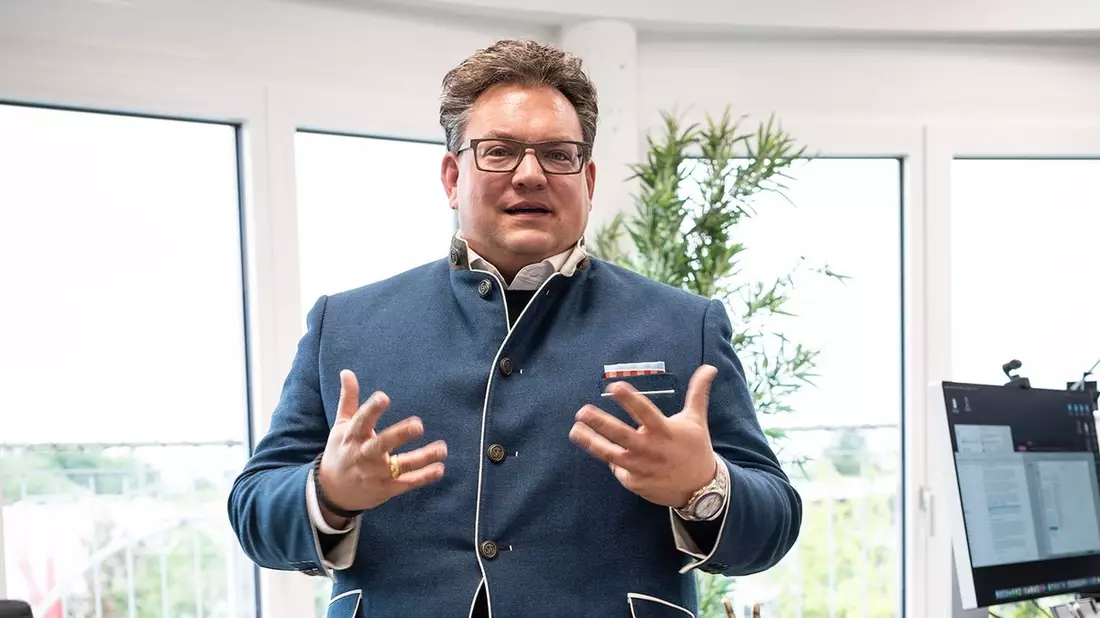 Matchen statt Mauern: Warum der Mittelstand sich jetzt öffnen muss. Ein Kommentar von Bernhard Schindler - Bild: presseportal.de