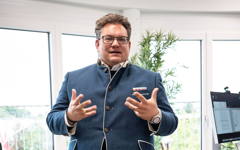 Matchen statt Mauern: Warum der Mittelstand sich jetzt öffnen muss. Ein Kommentar von Bernhard Schindler - Foto: presseportal.de