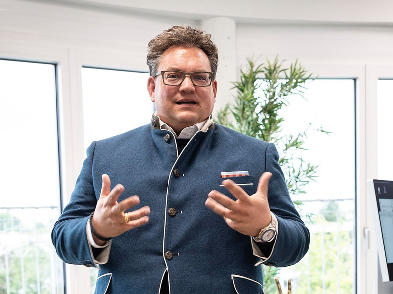 Matchen statt Mauern: Warum der Mittelstand sich jetzt öffnen muss. Ein Kommentar von Bernhard Schindler - Foto: presseportal.de