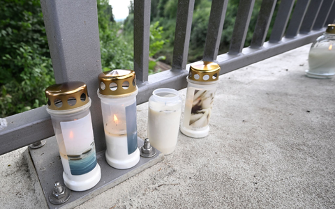 Am Unglücksort nach dem Zugunfall in Riedlingen erinnern Kerzen an die Opfer. - Foto: Bernd Weißbrod/dpa