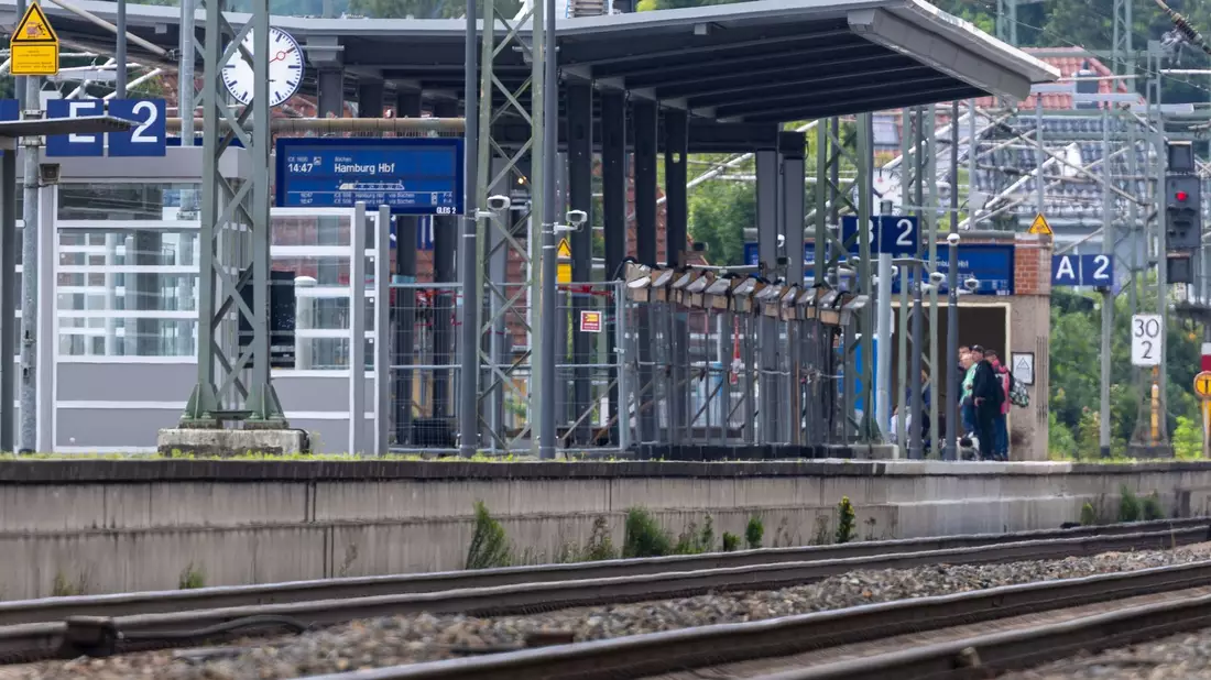 Der Startschuss für die Generalsanierung der Bahnstrecke Hamburg - Berlin ist gefallen.  - Bild: Jens Büttner/dpa