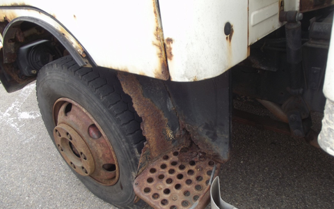POL-UL: (UL) Ulm - Laster verkehrsunsicher / Am Donnerstag zog die Polizei auf der B10 bei Ulm einen völlig desolaten Lkw aus dem Verkehr. - Foto: presseportal.de
