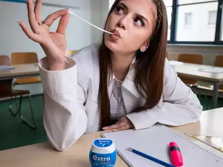 Kaugummi, Kopfhörer, Klassenzimmer: Zahide zeigt, wie der Schulstart mit EXTRA® Kaugummi leichter fällt - Foto: presseportal.de