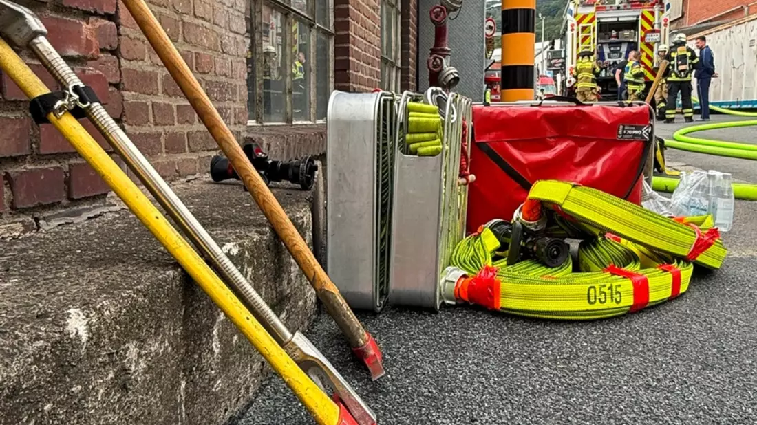 FW-EN: Chemische Reaktion in Industriebetrieb - Feuerwehr Herdecke im langwierigen Einsatz - Bild: presseportal.de