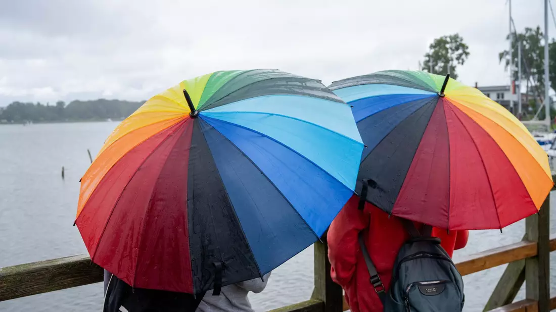 Regnerisch bleibt es auch am Wochenende. (Archivbild) - Bild: Stefan Sauer/dpa