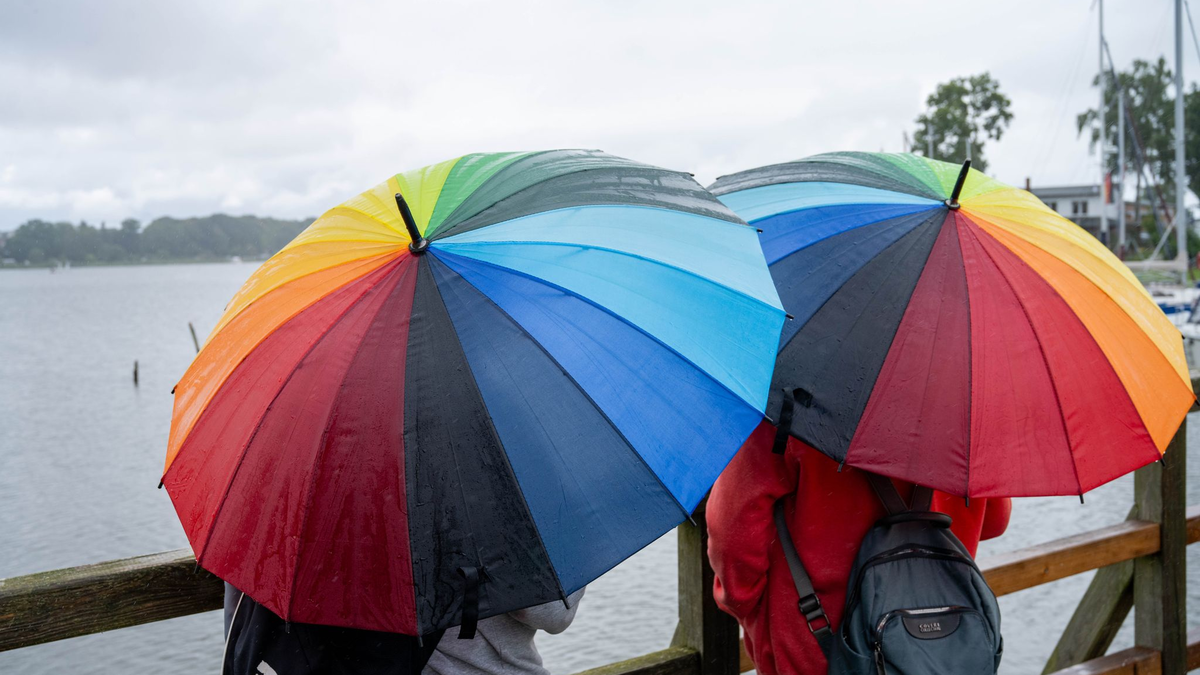 Regnerisch bleibt es auch am Wochenende. (Archivbild) - Foto: Stefan Sauer/dpa