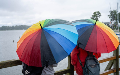 Regnerisch bleibt es auch am Wochenende. (Archivbild) - Foto: Stefan Sauer/dpa