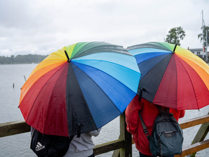 Regnerisch bleibt es auch am Wochenende. (Archivbild) - Foto: Stefan Sauer/dpa