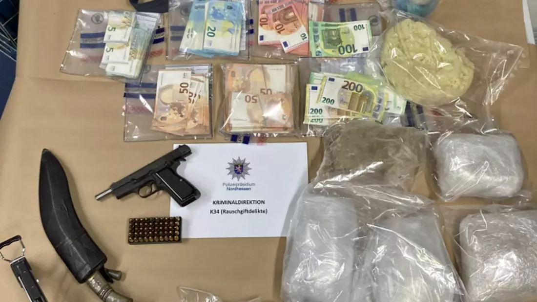 POL-KS: Zwei Kilogramm Heroin, mutmaßliches Drogengeld und Waffen beschlagnahmt: 66-jähriger Tatverdächtiger wird Haftrichter vorgeführt - Bild: presseportal.de
