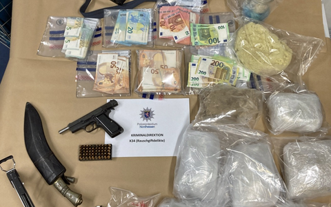 POL-KS: Zwei Kilogramm Heroin, mutmaßliches Drogengeld und Waffen beschlagnahmt: 66-jähriger Tatverdächtiger wird Haftrichter vorgeführt - Foto: presseportal.de