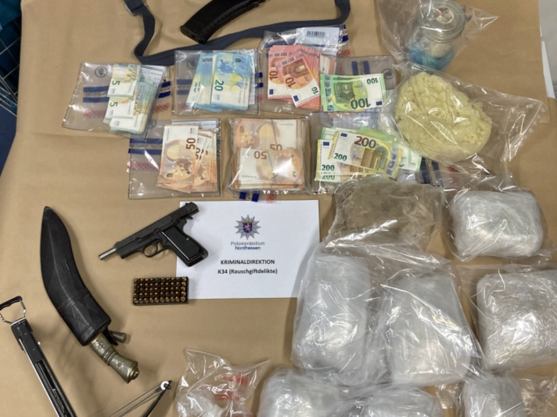 POL-KS: Zwei Kilogramm Heroin, mutmaßliches Drogengeld und Waffen beschlagnahmt: 66-jähriger Tatverdächtiger wird Haftrichter vorgeführt - Foto: presseportal.de