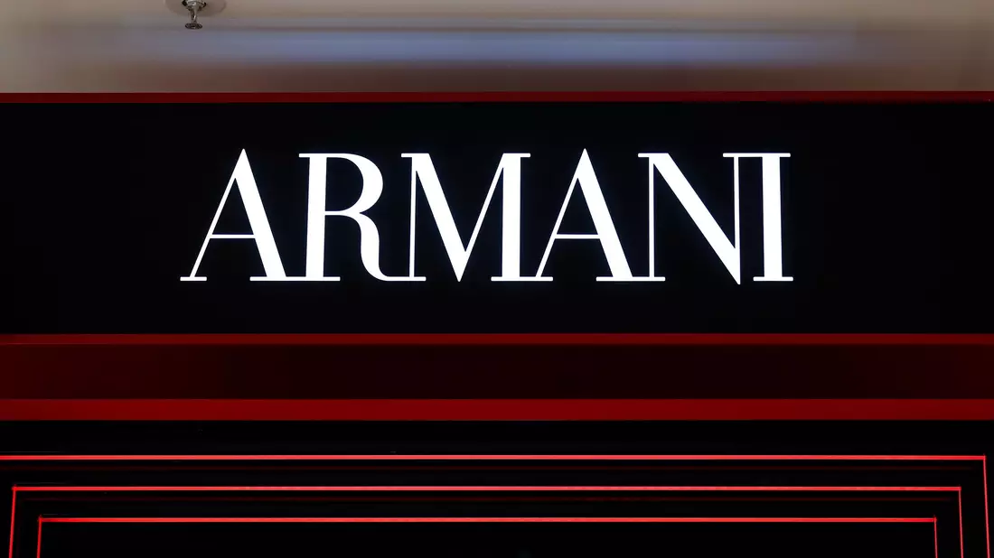 Die italienische Wettbewerbsbehörde hat Armani-Unternehmen zu einer Geldstrafe von 3,5 Millionen Euro verurteilt. (Symbolbild) - Bild: Gerald Matzka/dpa