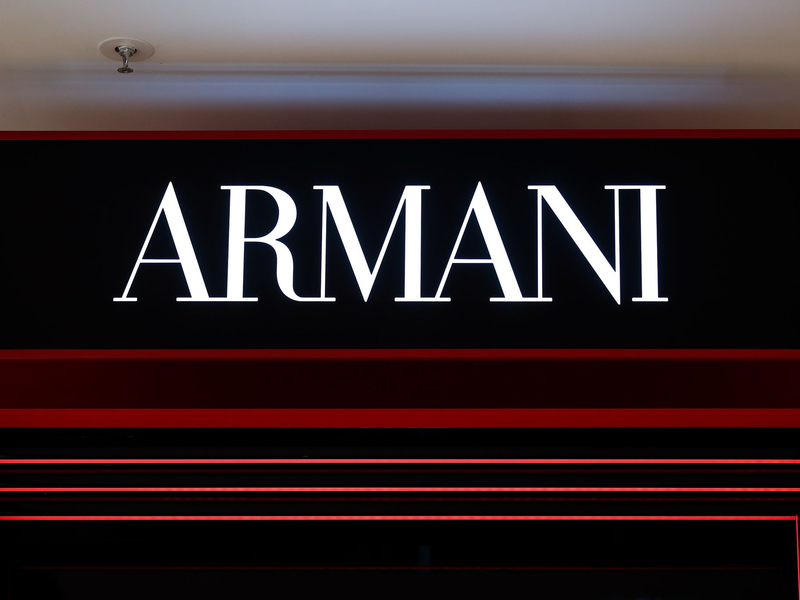 Die italienische Wettbewerbsbehörde hat Armani-Unternehmen zu einer Geldstrafe von 3,5 Millionen Euro verurteilt. (Symbolbild) - Foto: Gerald Matzka/dpa