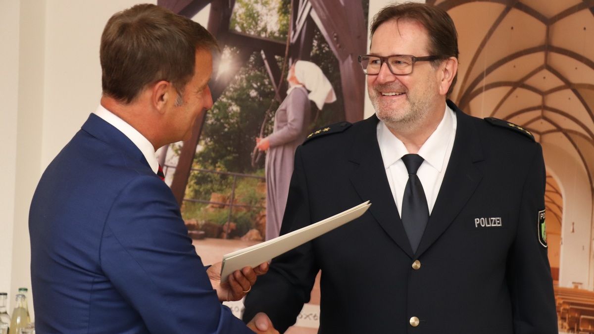 POL-HX: Sieben Jahre an der Spitze der Kreispolizeibehörde Höxter: Verabschiedung von Polizeidirektor Christian Brenski - Foto: presseportal.de