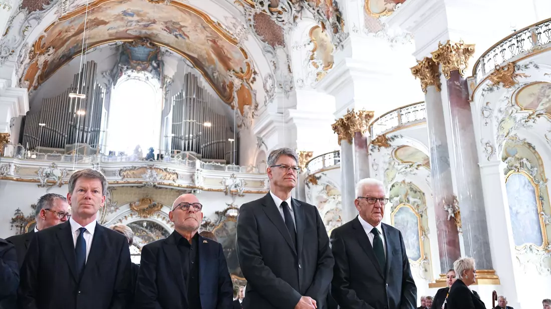 Baden-Württembergs Ministerpräsident Winfried Kretschmann (Grüne) sagte: «Die Bilder des Unglücks haben uns alle fassungslos gemacht.»  - Bild: Bernd Weißbrod/dpa