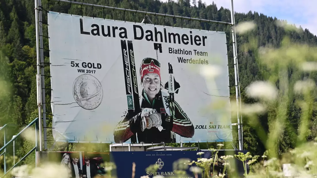 Mit öffentlichem Gedenken an Laura Dahlmeier hatte sich ihre Heimatgemeinde zunächst zurückgehalten. (Archivbild) - Bild: Str/dpa