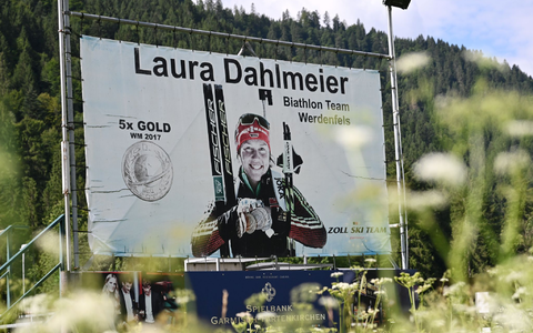 Ein Plakat erinnert unweit von Garmisch-Partenkirchen an die Erfolge Laura Dahlmeiers. - Foto: Str/dpa
