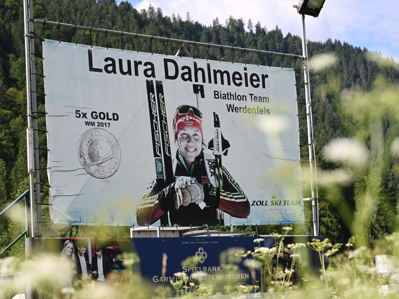 Ein Plakat erinnert unweit von Garmisch-Partenkirchen an die Erfolge Laura Dahlmeiers. - Foto: Str/dpa