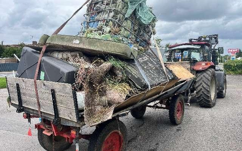 POL-H: Ohne Kennzeichen, dafür aber mit zahlreichen Mängeln unterwegs: Polizei zieht in Hämelerwald unsicheres Traktorgespann aus dem Verkehr - Foto: presseportal.de