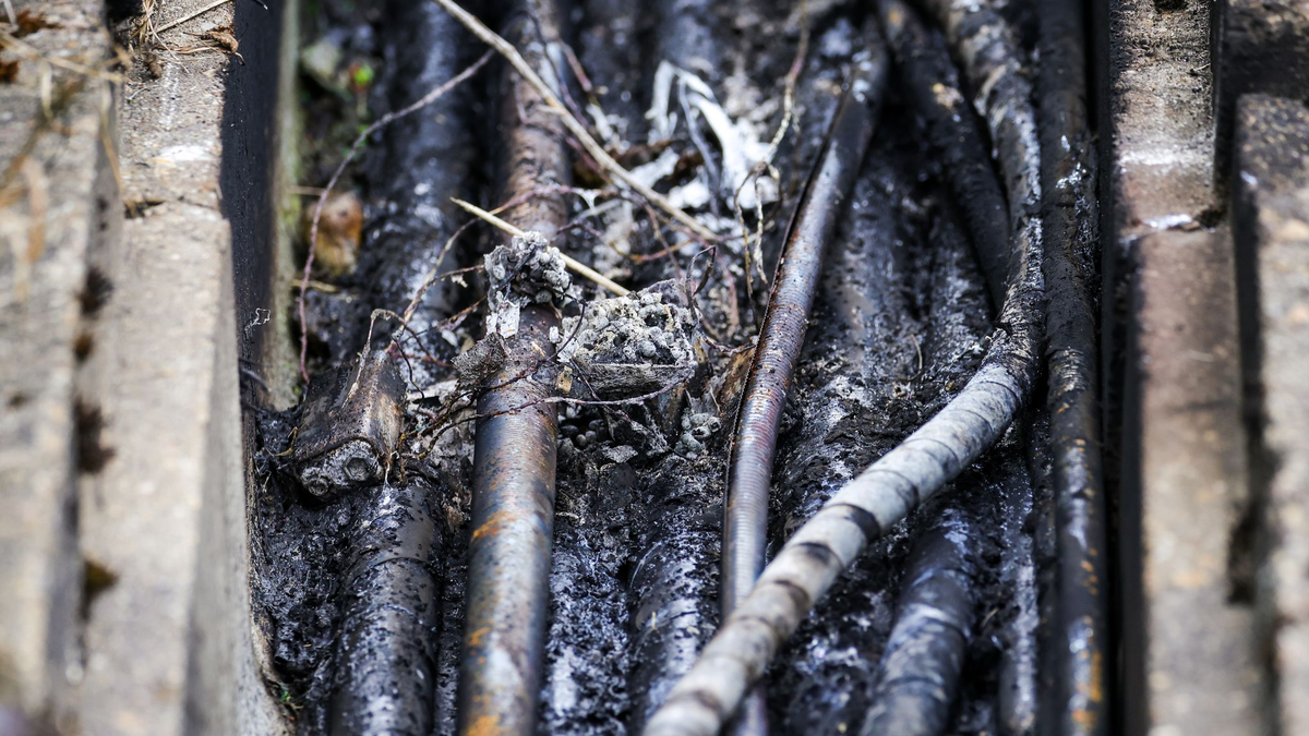Die Ermittler gehen davon aus, dass beide Brandsätze am Donnerstag gezündet wurden. - Foto: Christoph Reichwein/dpa