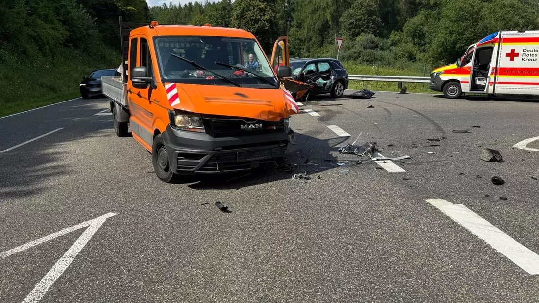 FW VG Westerburg: Verkehrsunfall im Kreuzungsbereich - vier Leichtverletzte - Bild: presseportal.de