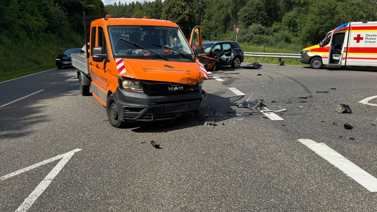 FW VG Westerburg: Verkehrsunfall im Kreuzungsbereich - vier Leichtverletzte - Foto: presseportal.de