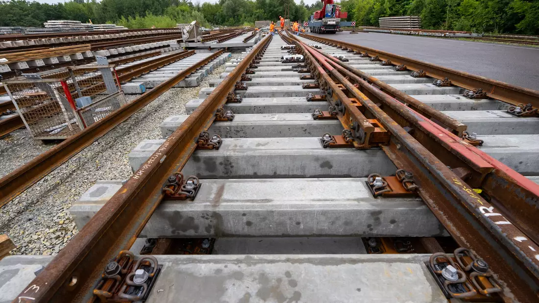 Der letzte Zug ist von der Strecke, nun beginnen die Bauarbeiten zwischen Hamburg und Berlin. (Archivbild) - Bild: Soeren Stache/dpa