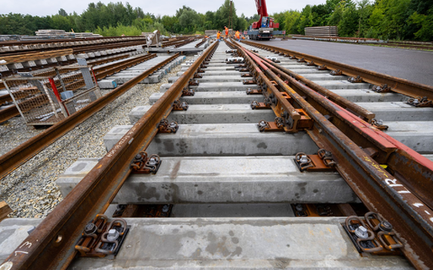 Der letzte Zug ist von der Strecke, nun beginnen die Bauarbeiten zwischen Hamburg und Berlin. (Archivbild) - Foto: Soeren Stache/dpa