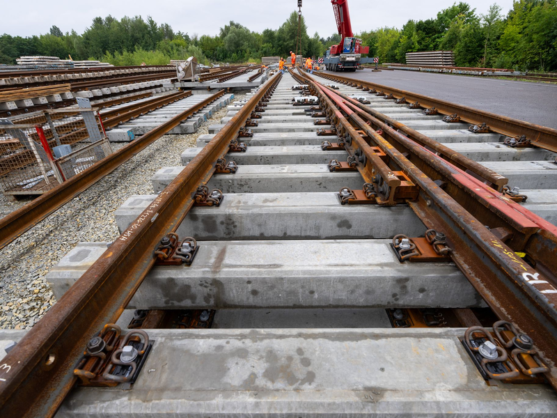 Der letzte Zug ist von der Strecke, nun beginnen die Bauarbeiten zwischen Hamburg und Berlin. (Archivbild) - Foto: Soeren Stache/dpa