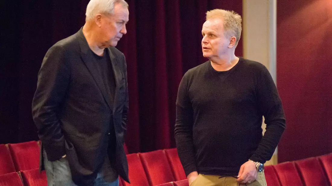 Der Musiker Herbert Grönemeyer (r) und der US-Regisseur Robert Wilson vor zehn Jahren am Berliner Ensemble im Theater am Schiffbauerdamm. (Archivfoto von 2015) - Bild: picture alliance / dpa