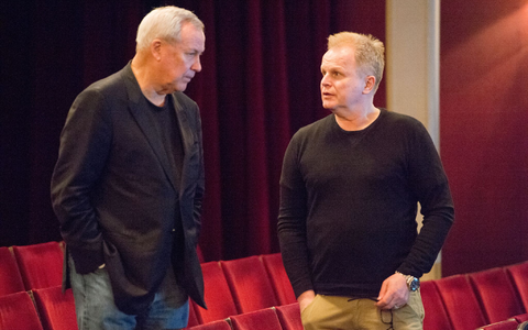 Der Musiker Herbert Grönemeyer (r) und der US-Regisseur Robert Wilson vor zehn Jahren am Berliner Ensemble im Theater am Schiffbauerdamm. (Archivfoto von 2015) - Foto: picture alliance / dpa Der Musiker Herbert Grönemeyer (r) und der US-Regisseur Robert Wilson vor zehn Jahren am Berliner Ensemble im Theater am Schiffbauerdamm. (Archivfoto von 2015) - Foto: picture alliance / dpa