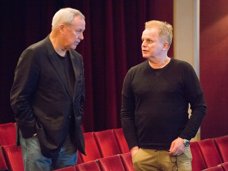 Der Musiker Herbert Grönemeyer (r) und der US-Regisseur Robert Wilson vor zehn Jahren am Berliner Ensemble im Theater am Schiffbauerdamm. (Archivfoto von 2015) - Foto: picture alliance / dpa